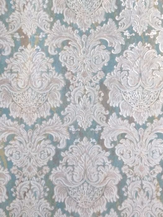 Профессионально клею обои.