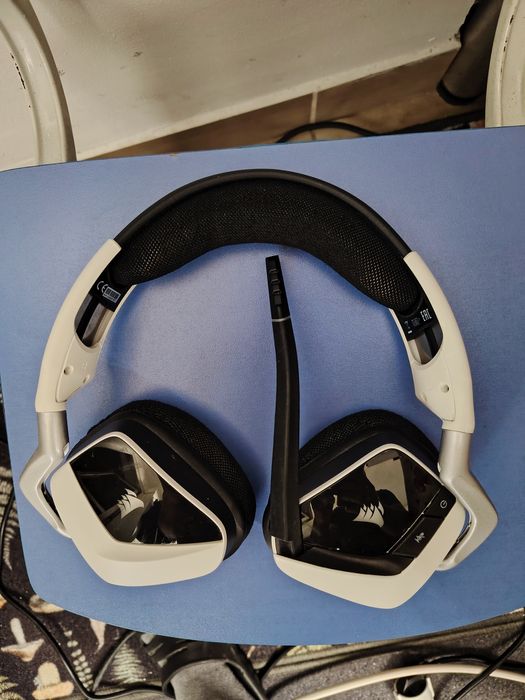 Vând căști corsair void elite