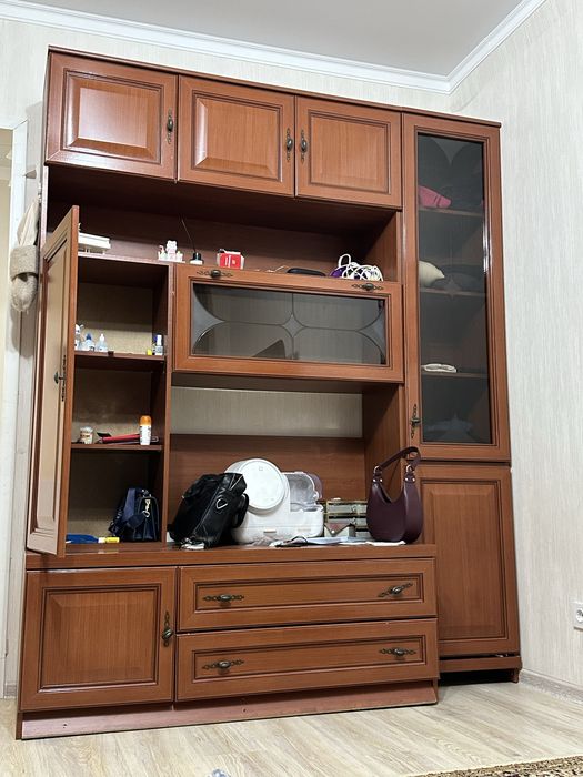 шкаф с стекляными полками