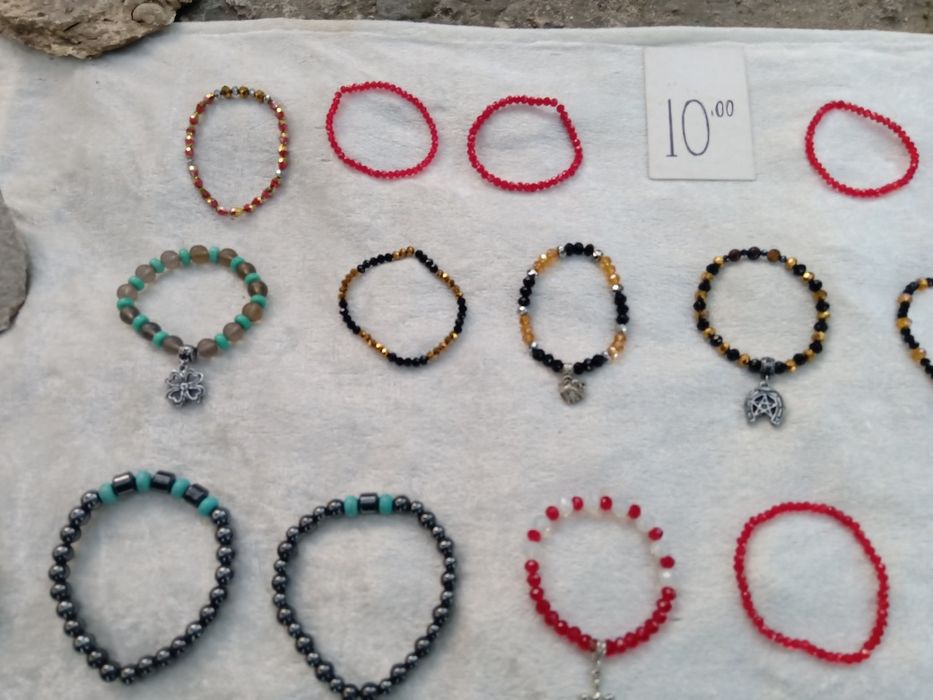 Бижутерия от камъчета и кристали