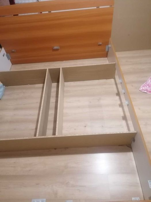Set dormitor: pat dublu cu corp superior și dulap cu oglindă
