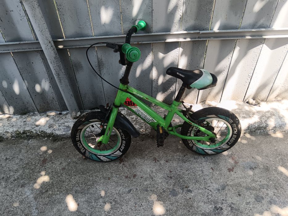 Vând două trotinete copii și o bicicletă cadou