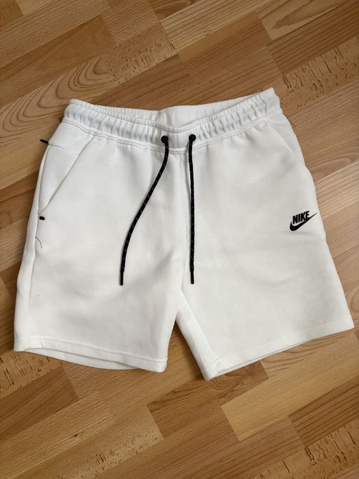 Pantaloni scurti nike tech fleece albi marimea m
