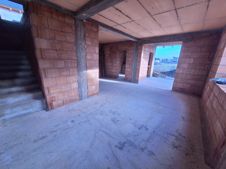 Se vinde casa la rosu in Livada-Arad