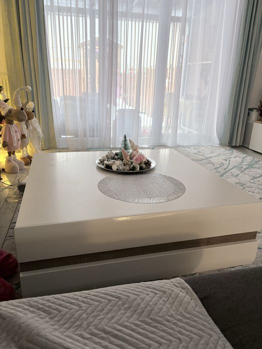 Masa living cu spatiu de depozitare