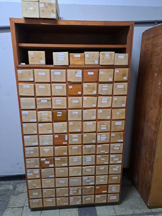 Шкаф с 84 чекмеджета ,над 300 пространства