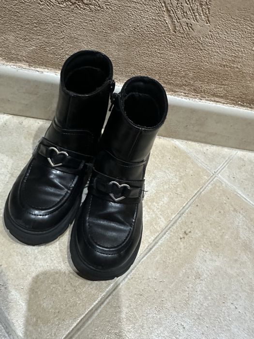 Два чифта момичешки обувки