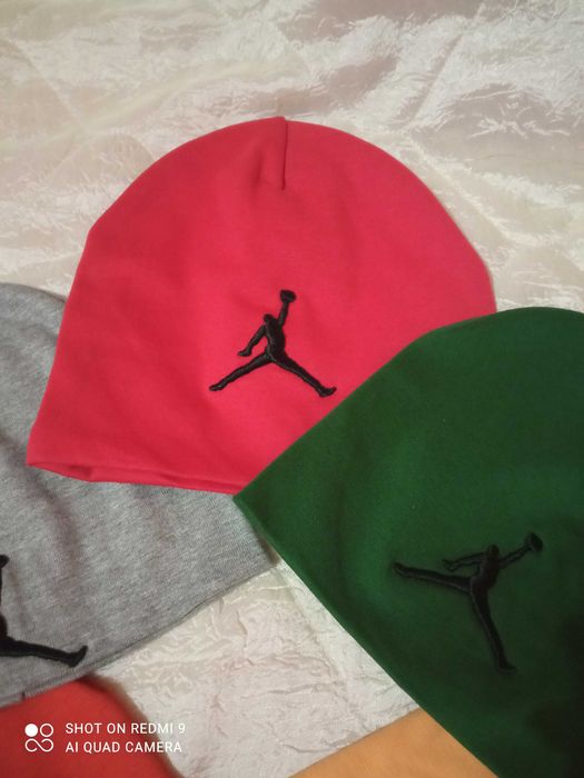 Шапки          12 лв.