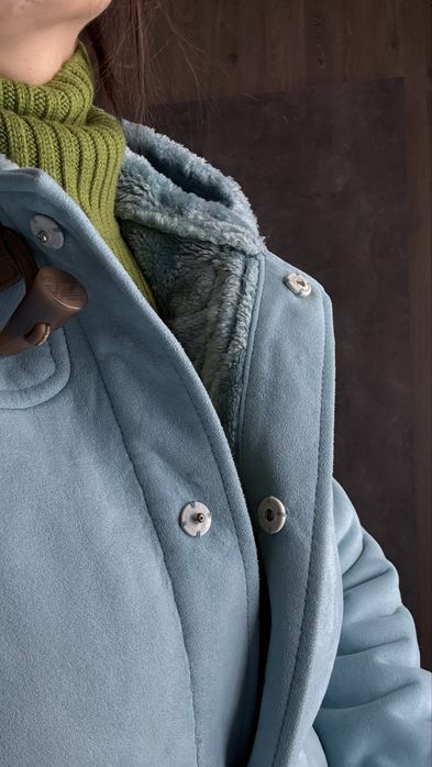 Дублёнка в XS/S размере нежно-голубого цвета.