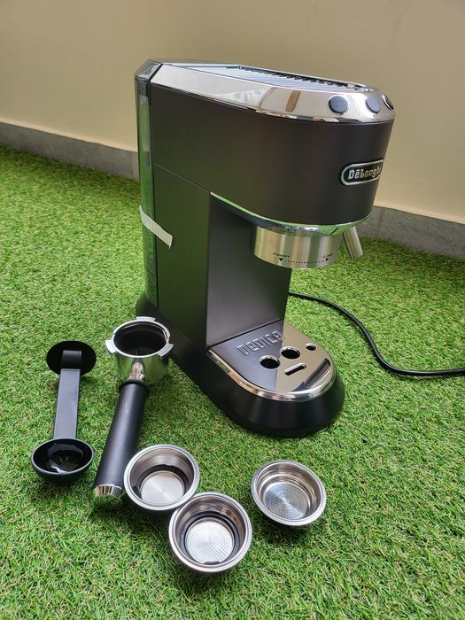 Кафемашина с ръкохватка Делонги DeLonghi Dedica EC685W Черна Червена