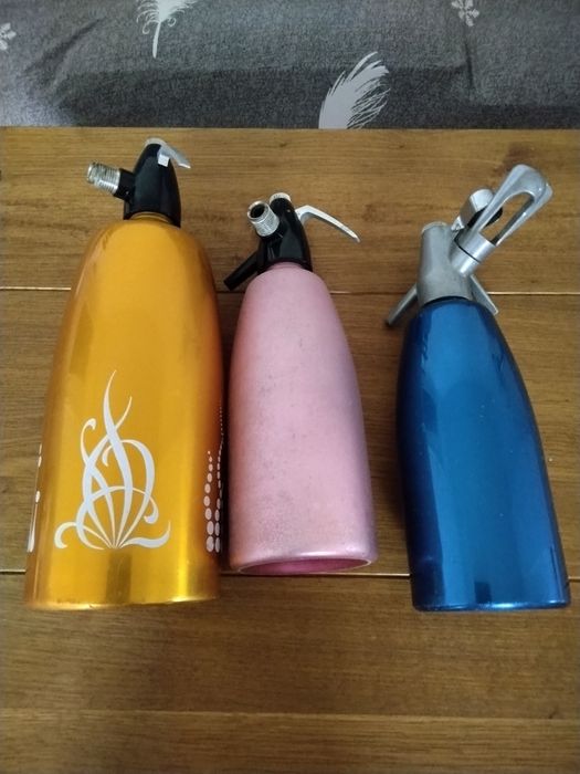 Продавам три броя стари метални сифони за газирана вода  за 10 €