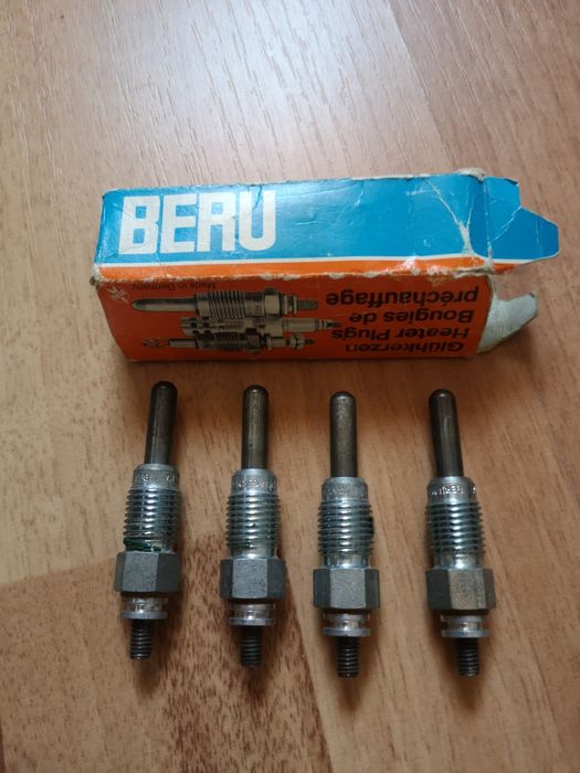 Vând set 4 bujii BERU