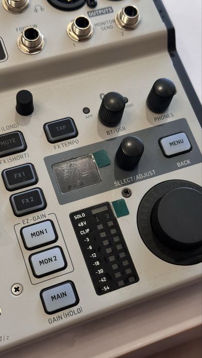 Цифровой микшерный пульт Behringer Flow8
