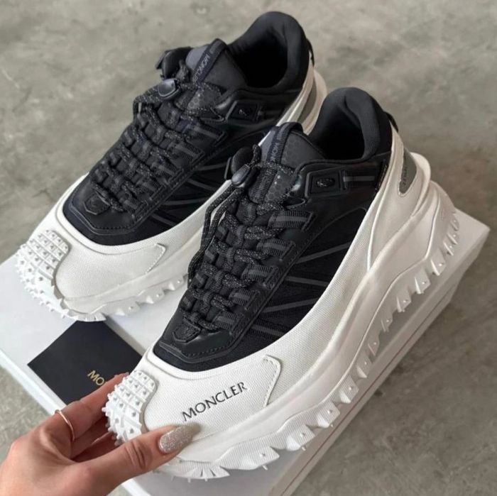 Mnclr "Black/White"