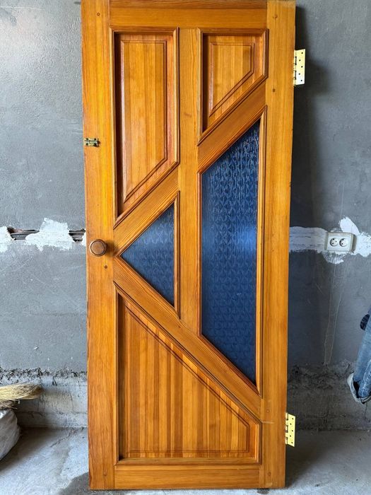 Продам межкомнатную деревянную дверь