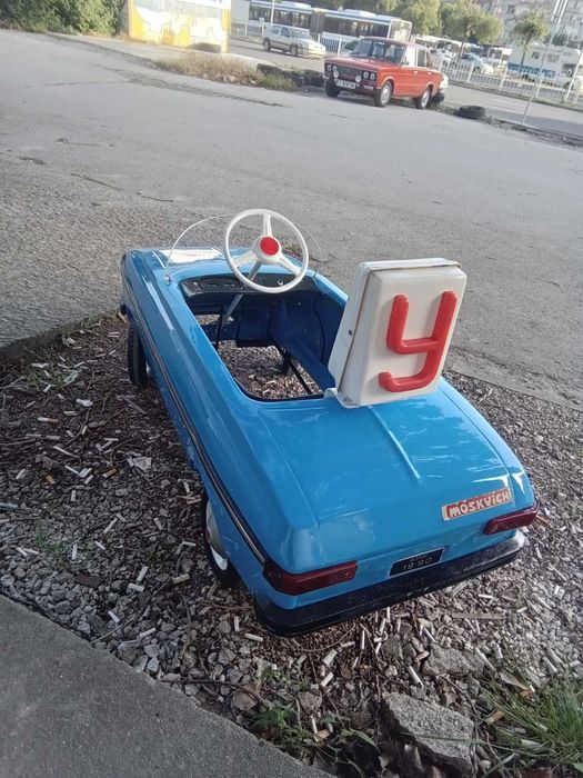 Продавам метална детска ретро кола с педали МОСКВИЧ количка