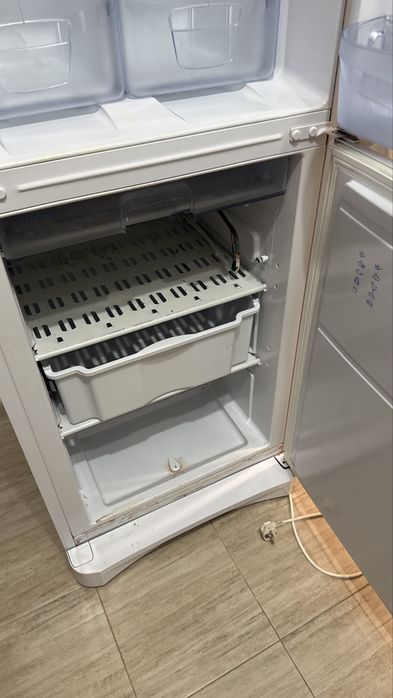 Холодильник indesit