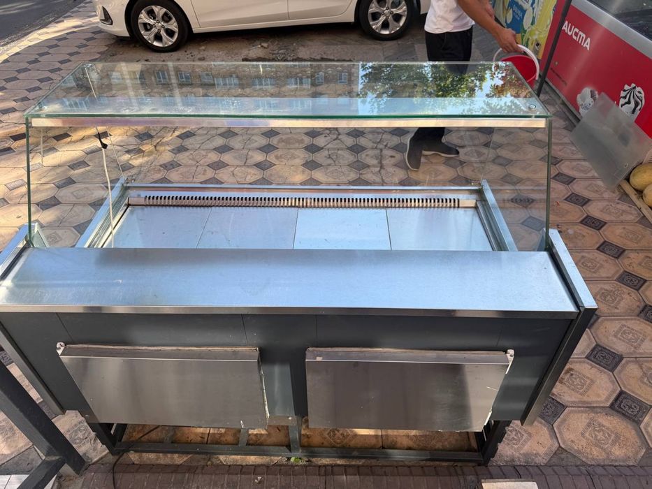 Vitrina holodelnik