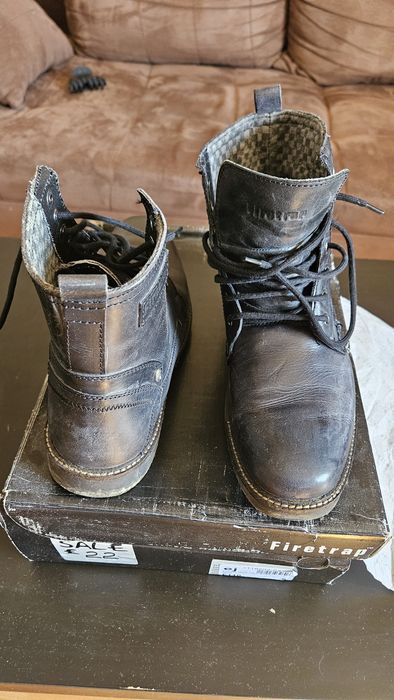 Няколко чифта мъжки обувки номер 42