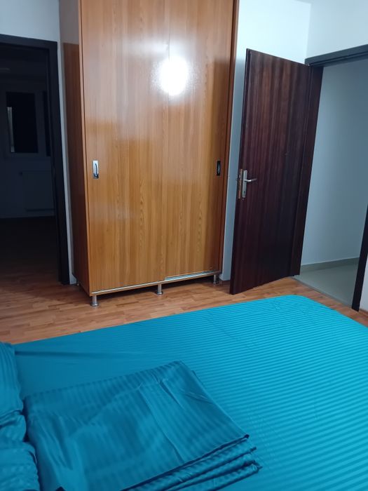 Închiriez apartament cu 3 camere