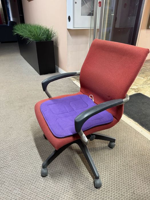 Офисные удобные стулья