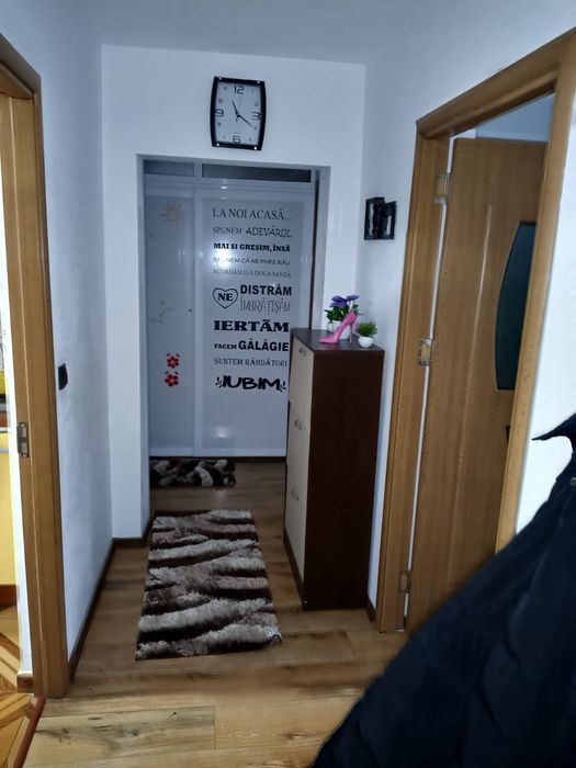 Apartament cu trei camere și Masina