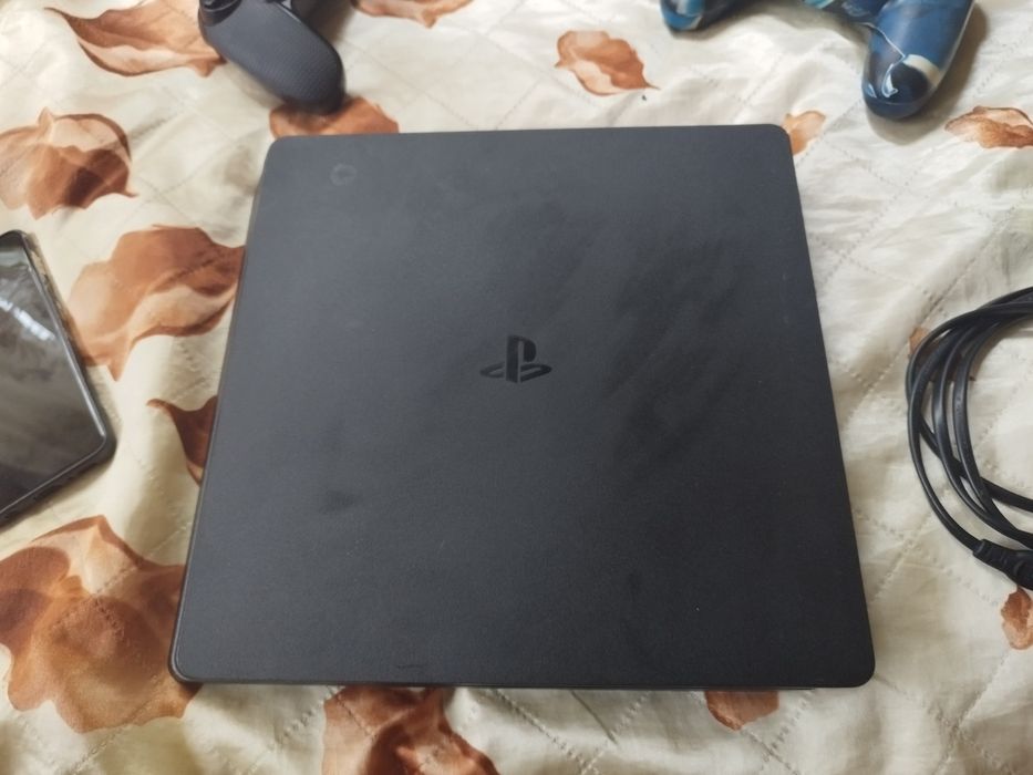 PlayStation 4 slim 1 tb място
