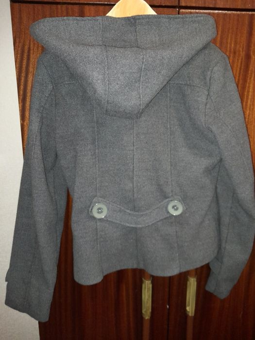 Късо сиво палто с качулка