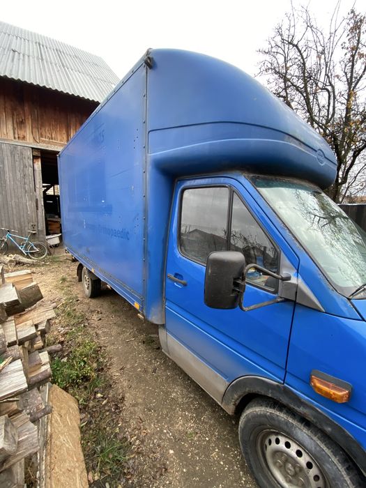 Vand sau schimb camioneta carosata de 3,5T cu lift hidraulic.