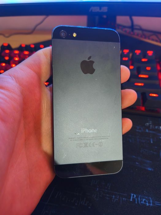 Vând iPhone 5 black
