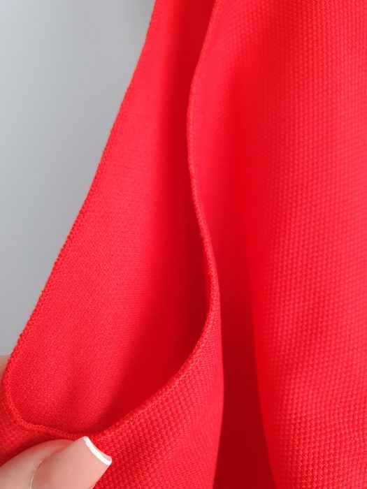 Rochie rosie umeri goi