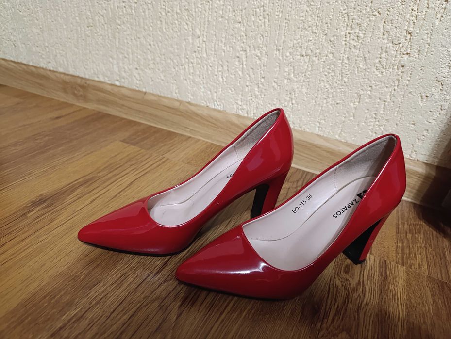 Лачени червени обувки
