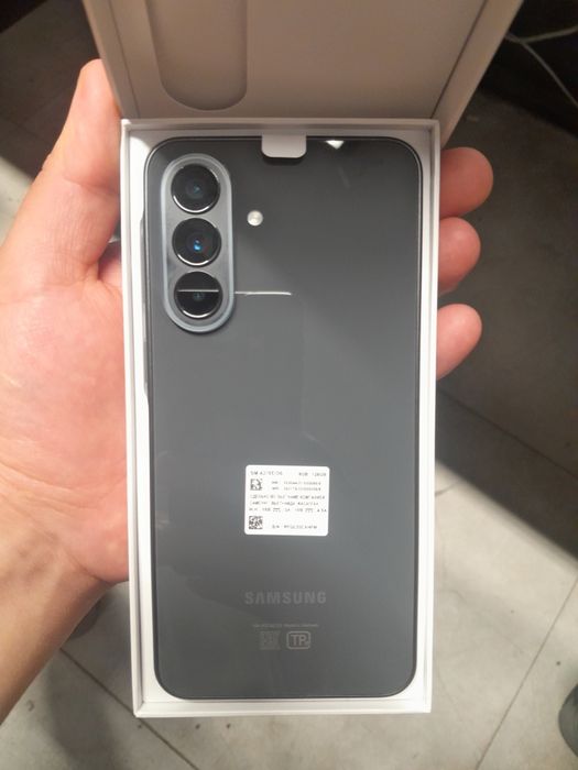 Samsung Galaxy A37 5G 128 Gb новый в коробке! Контрактный