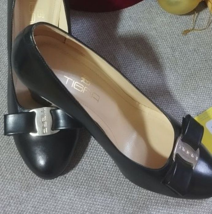 Кожные женские туфли