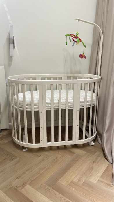 Детская кроватка овальной формы