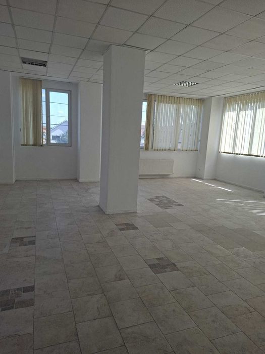 Inchiriez  Dumbravita 10 € metru patrat si inca cateva spatii ,vezi in descriere cu parcare in spate
