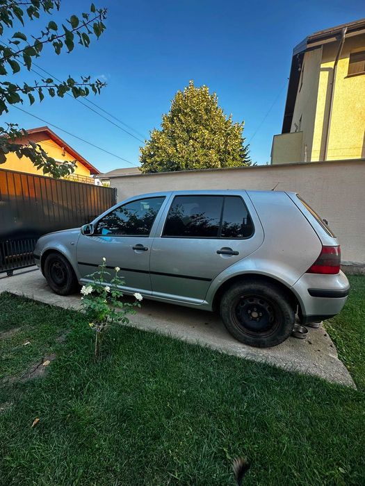 Se vinde masina personala Golf 4 1.4