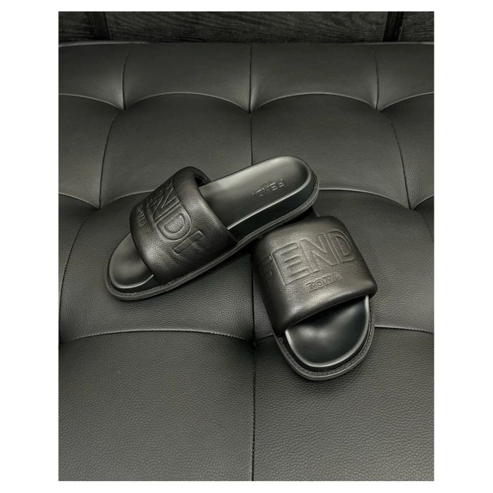 Fendi Embossed Logo Slides / Black