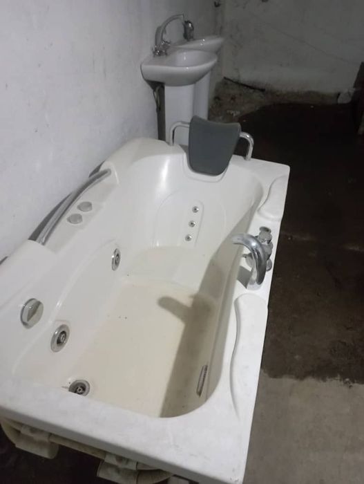 Ванна джакузи и 2 раковины. Только срочно кому надо заберите.