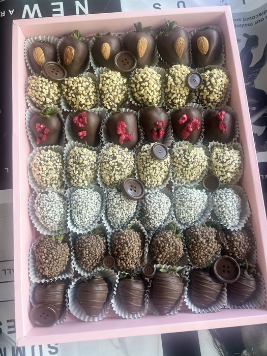 Клубника в шоколаде финики в шоколаде