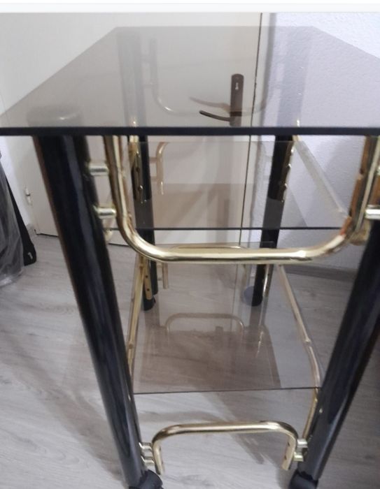 Vând măsuță din sticlă de ena pe trei nivele în stare perfectă