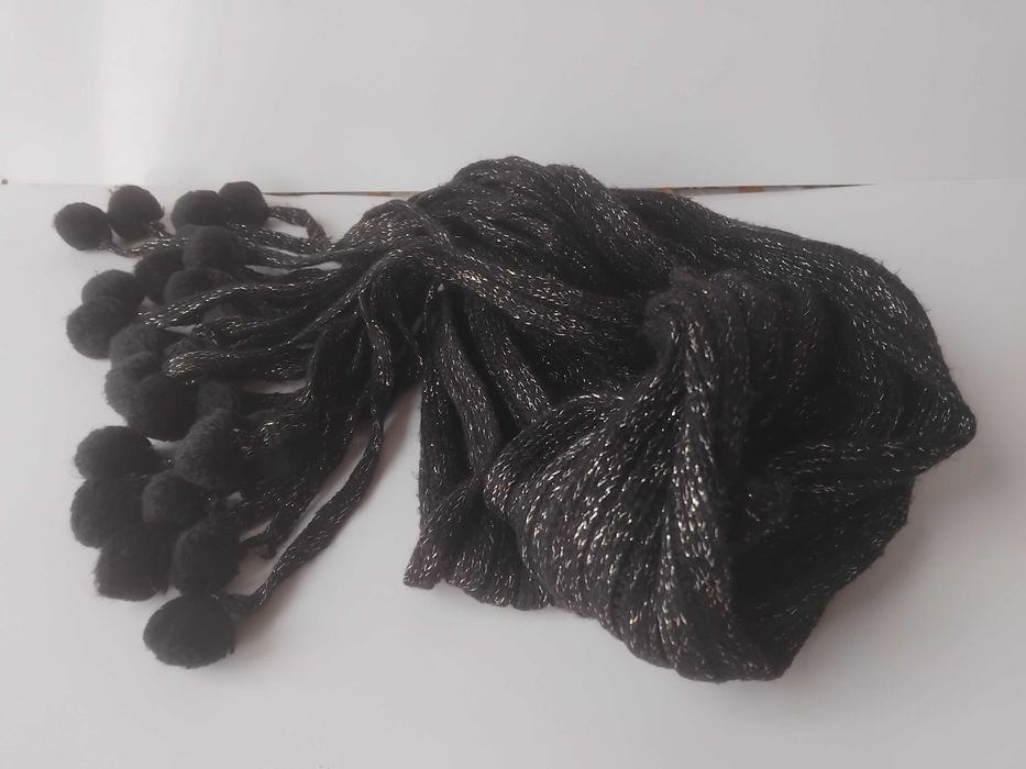 Елегантен черен шал с ламе и помпони