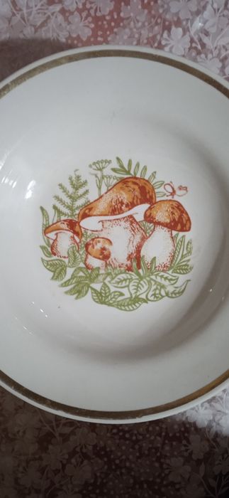 Сервиз чайный на 6 персон в горошек,Тарелки новые Советские 7т сум/ шт