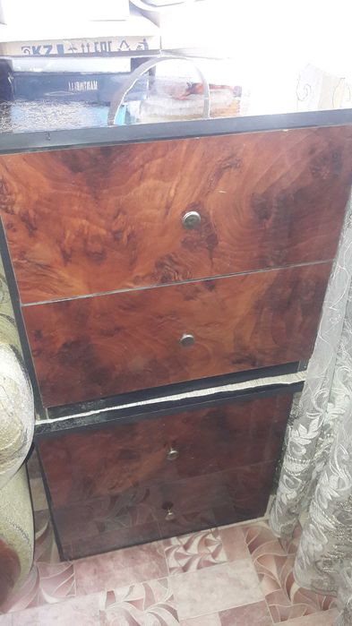 Продам 2 тумбочки . лакированные