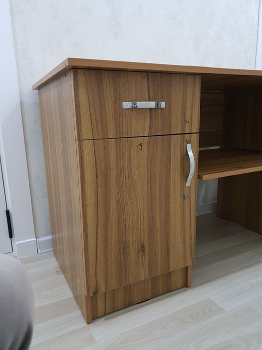 Rabochi stol srochni sotiladi 799 ming