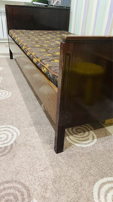 Кровать односпальная.