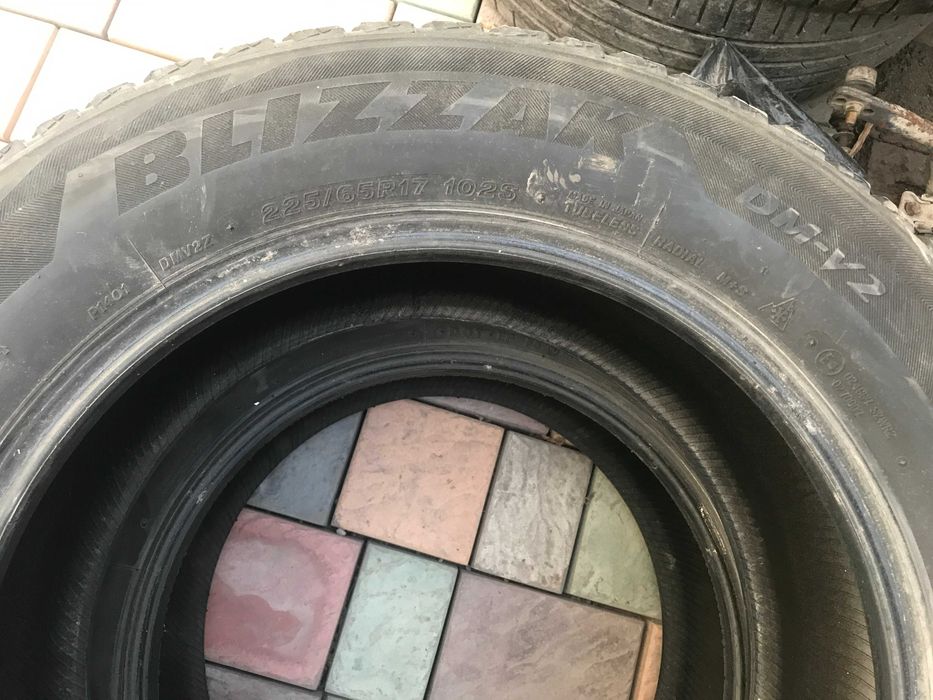 2 шины Bridgestone 225/65/R17. Зима