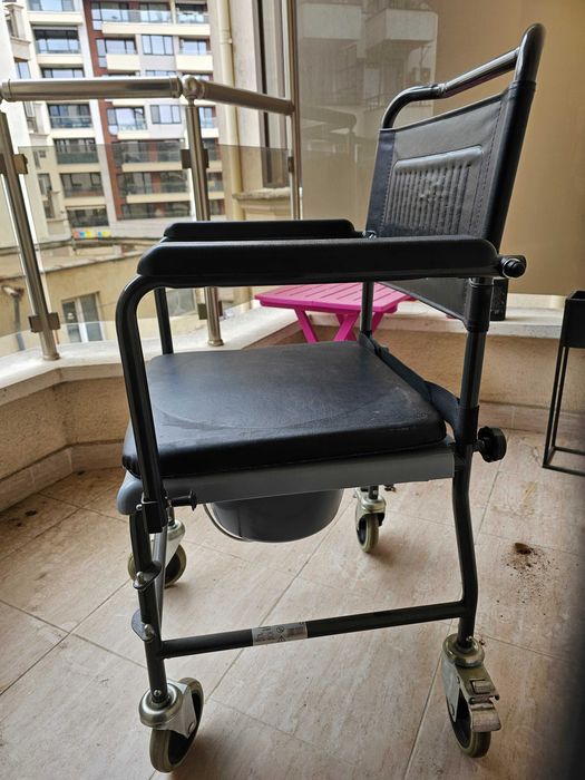 Инвалидна количка с тоалетна чиния