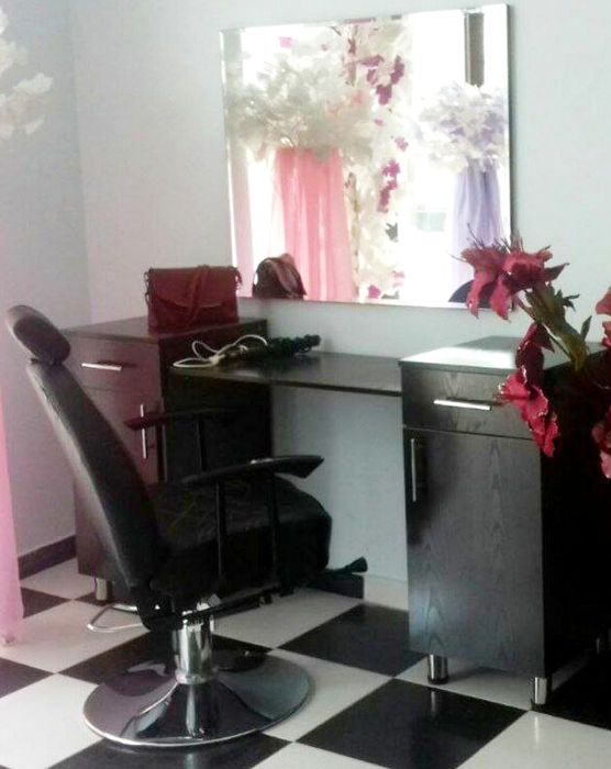 Аёллар Салони ва Сартарошхона учун комплект мебел сотилади