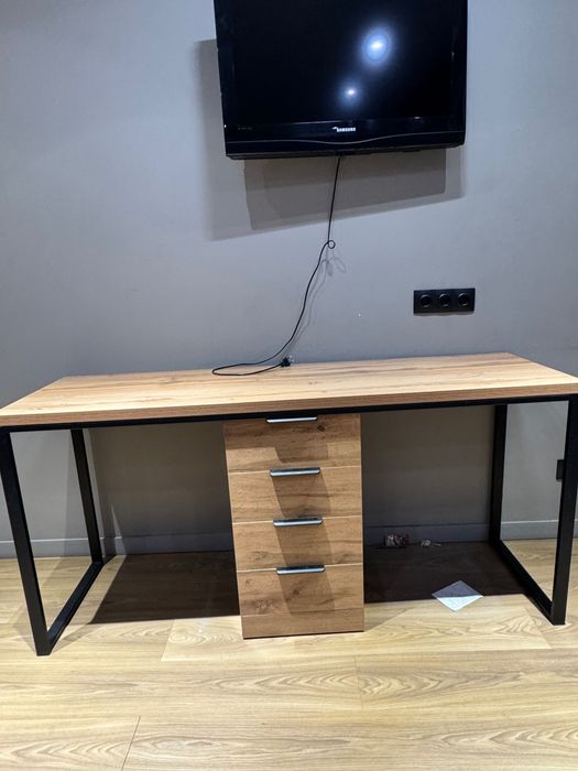 Стол рабочий с металлическими ножками